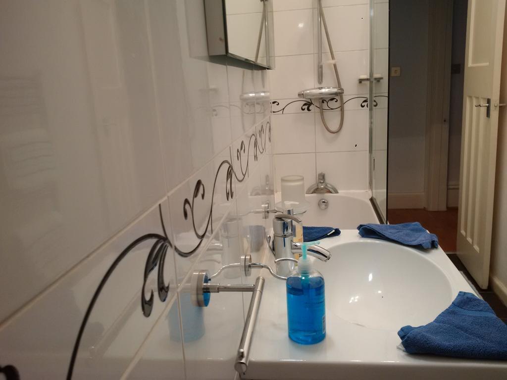 Luxury Holland Park, Sleeps 2, Free S'Fast Wifi Appartement Londen Buitenkant foto